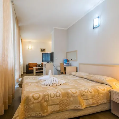 стената Апартхотел 3*